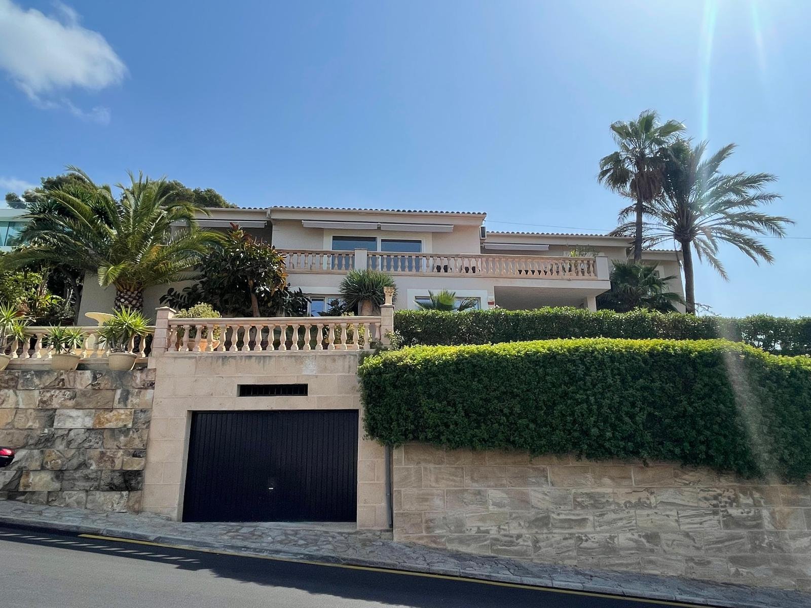 Contemporary Villa with Sea Views and Timeless Elegance