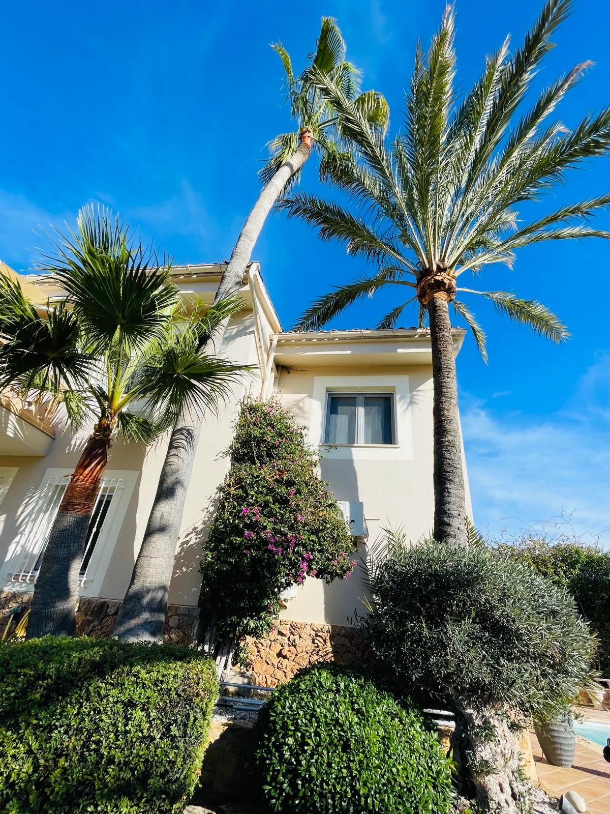 Contemporary Villa with Sea Views and Timeless Elegance