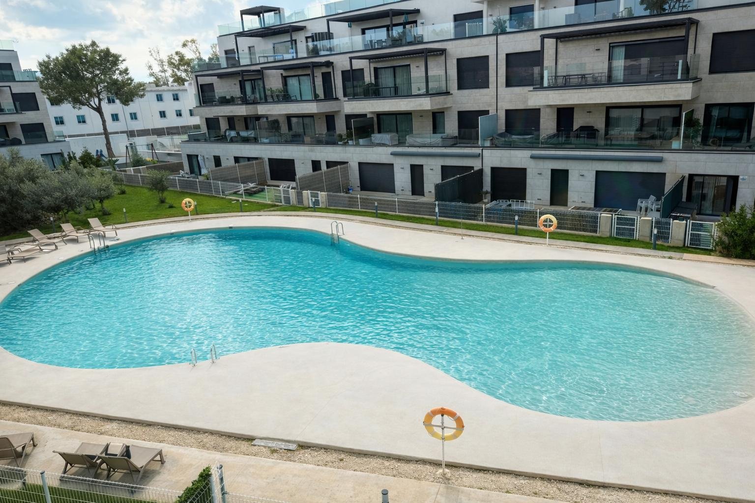 Appartamento contemporaneo al piano terra con giardino vicino alla spiaggia a Santa Ponsa