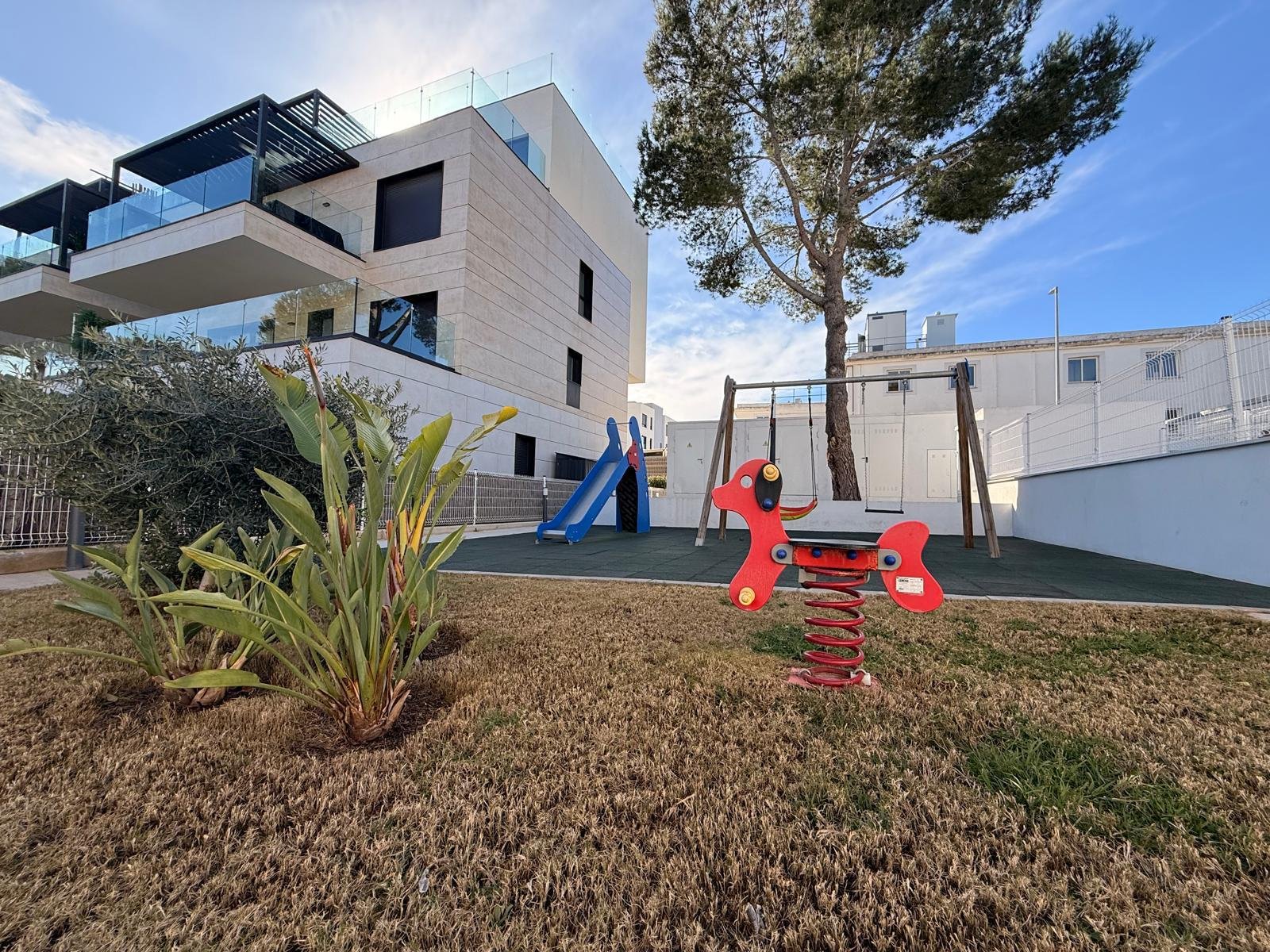 Appartamento contemporaneo al piano terra con giardino vicino alla spiaggia a Santa Ponsa