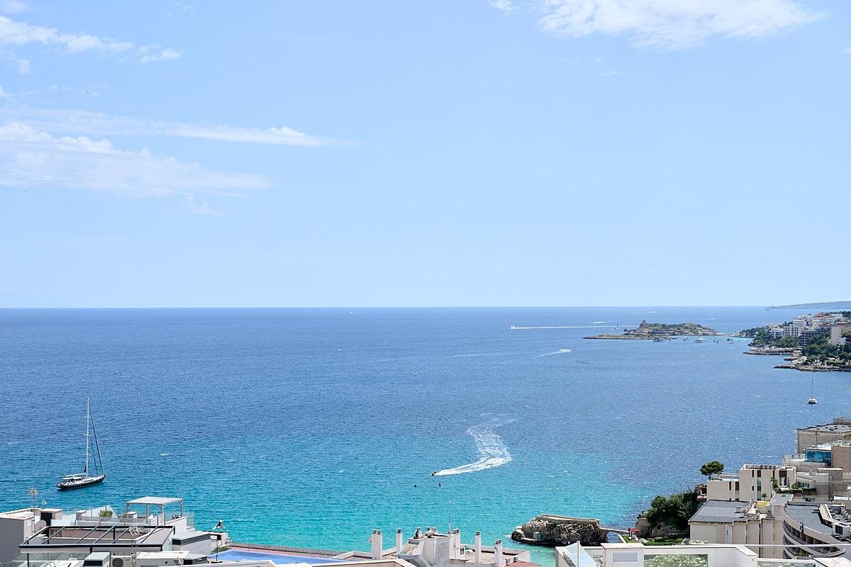 Fein ausgestattete Wohnung mit Dachterrasse und beeindruckendem Meerblick in Cala Major