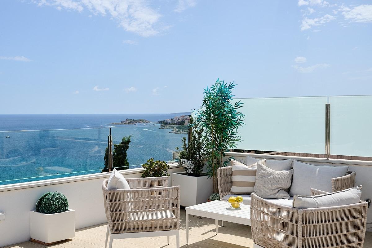 Fein ausgestattete Wohnung mit Dachterrasse und beeindruckendem Meerblick in Cala Major