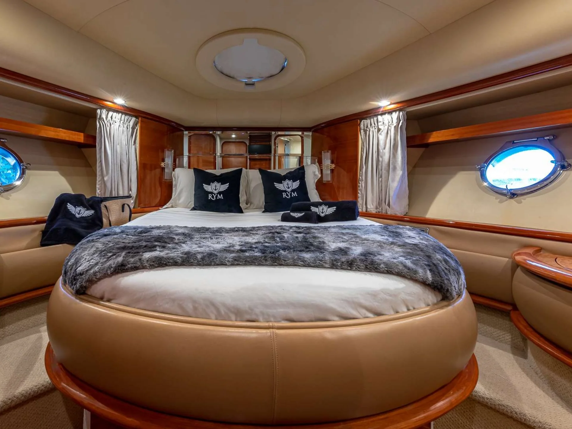 PRICELESS | Azimut 62 - Azimut