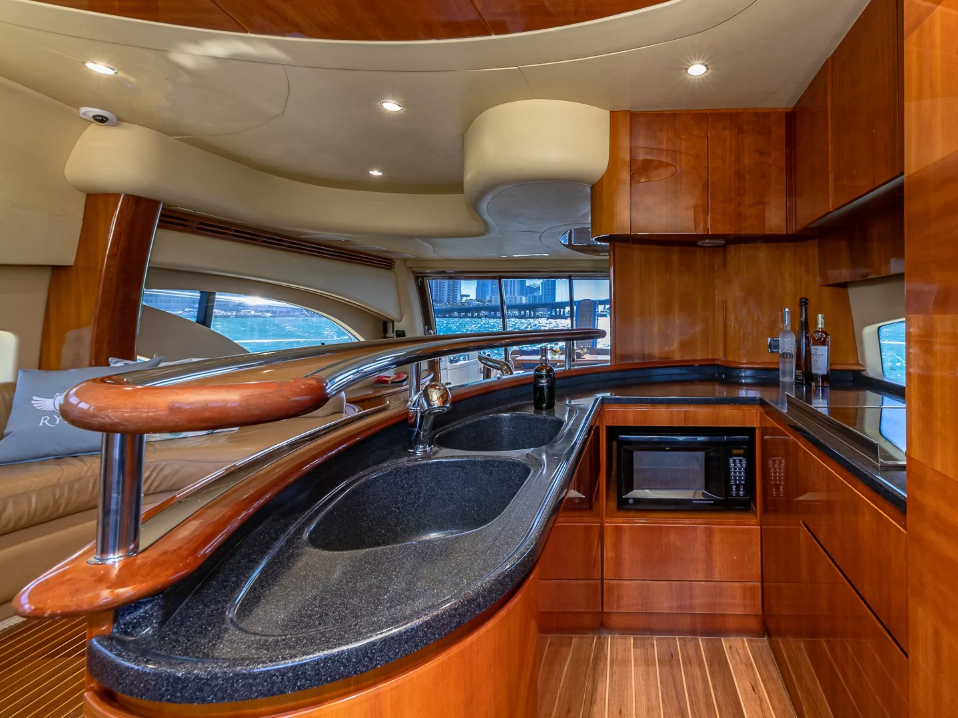 PRICELESS | Azimut 62 - Azimut