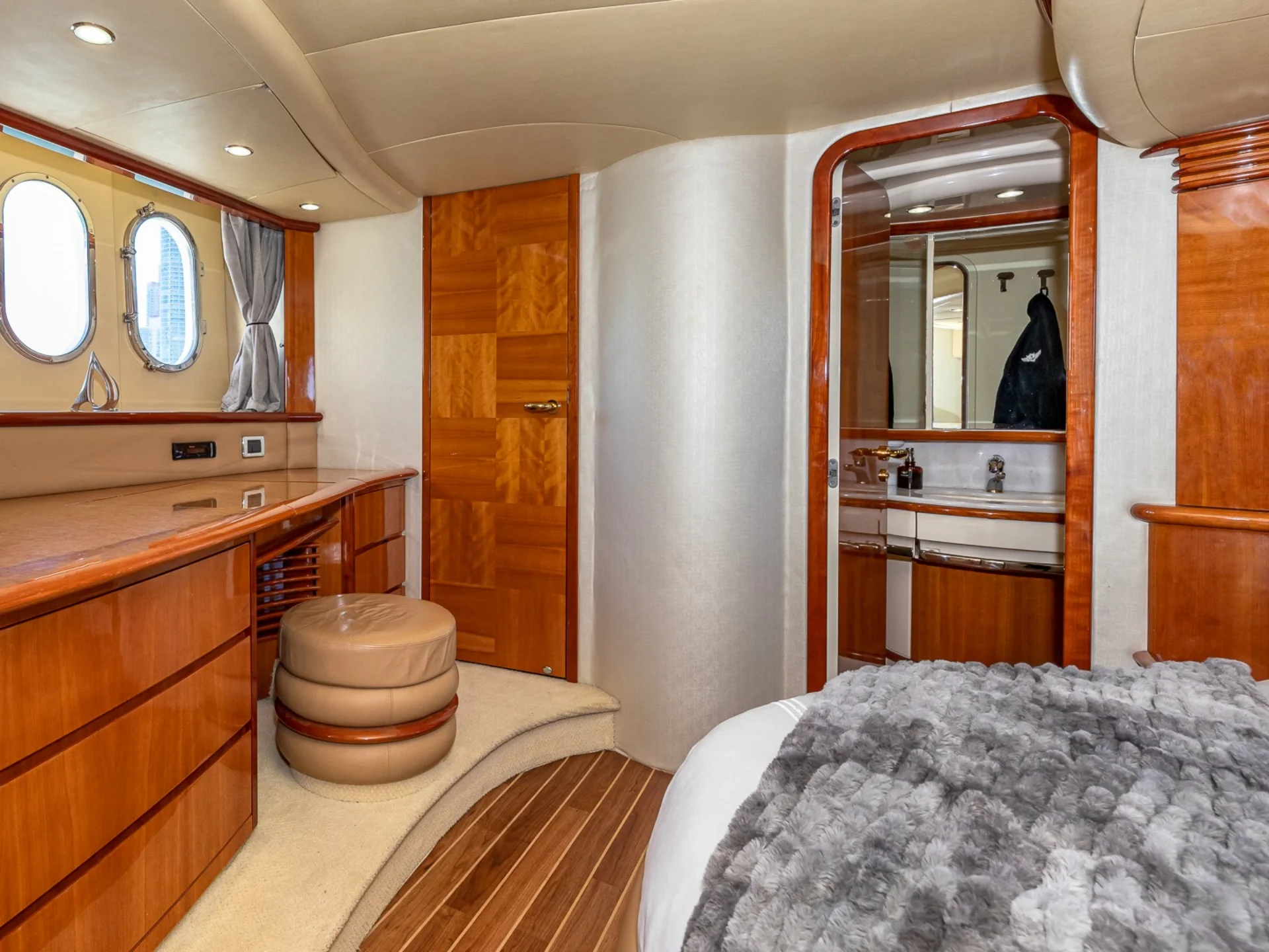 PRICELESS | Azimut 62 - Azimut