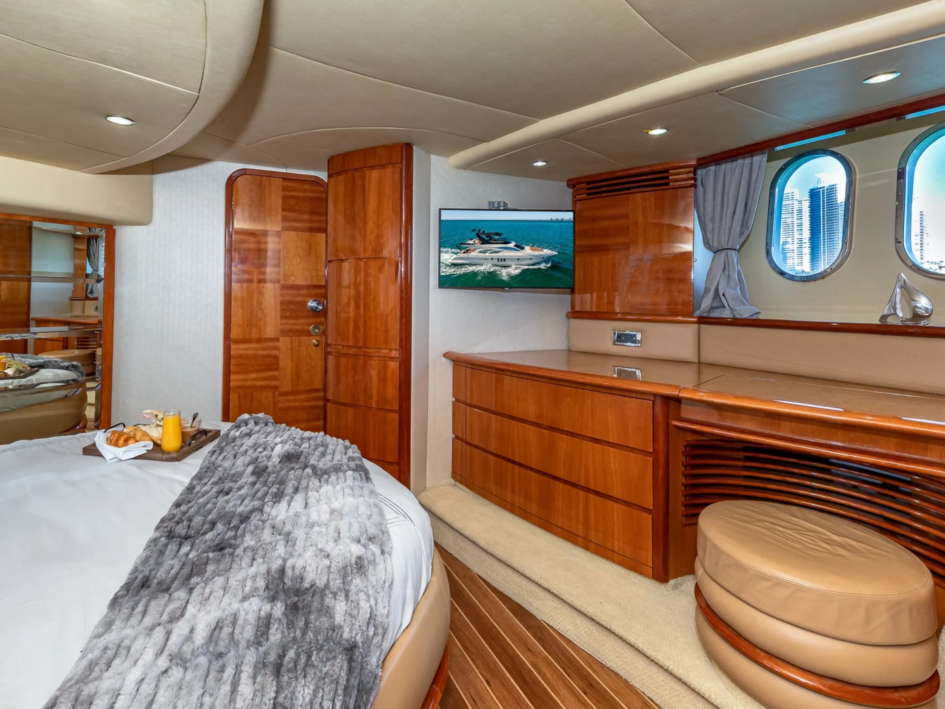 PRICELESS | Azimut 62 - Azimut