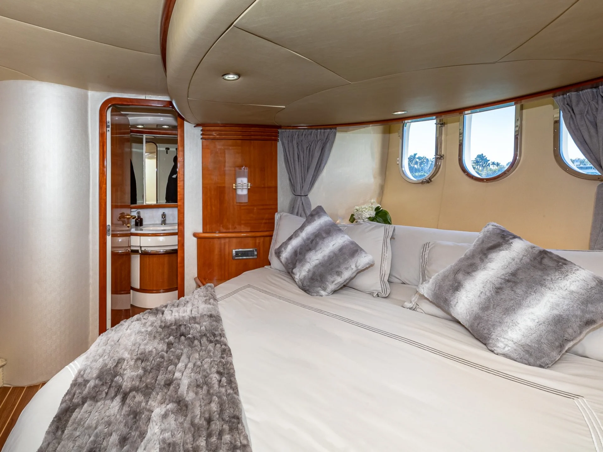 PRICELESS | Azimut 62 - Azimut