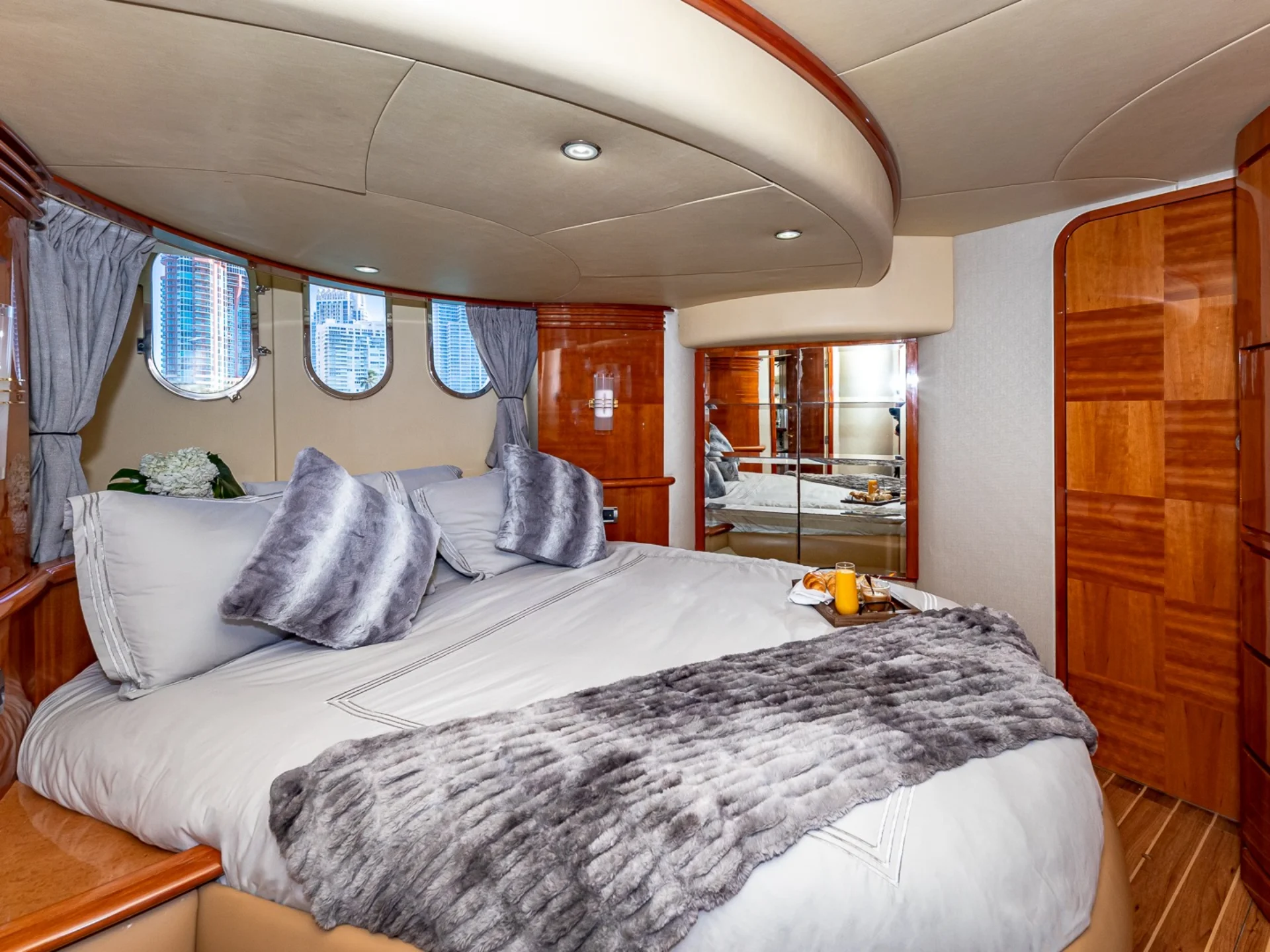 PRICELESS | Azimut 62 - Azimut