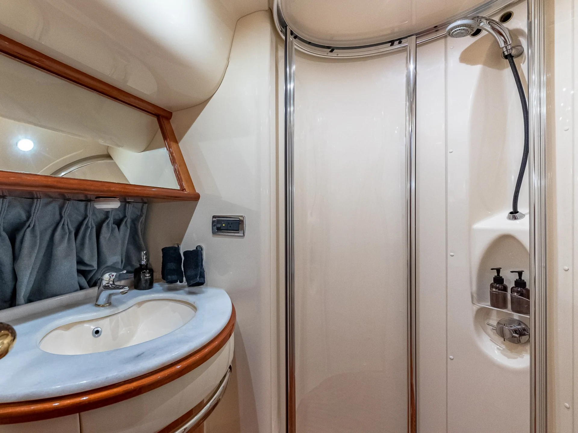 PRICELESS | Azimut 62 - Azimut