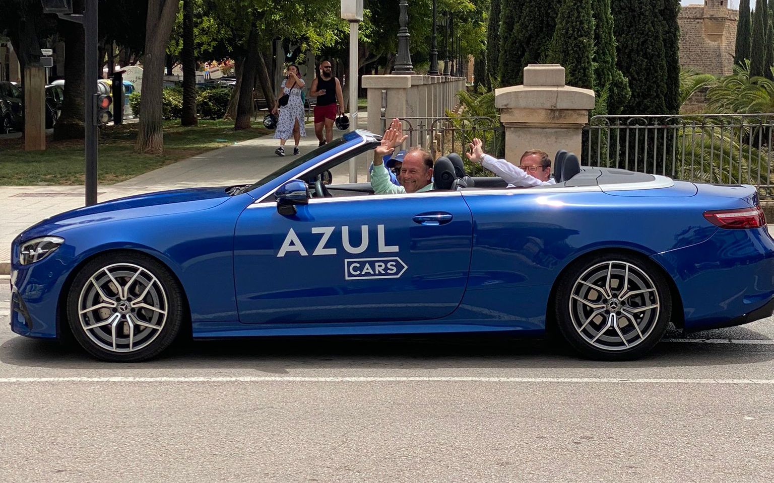 Blå Mercedes-Benz E-Class Cabriolet märkt med Azul Cars på en gata på Mallorca