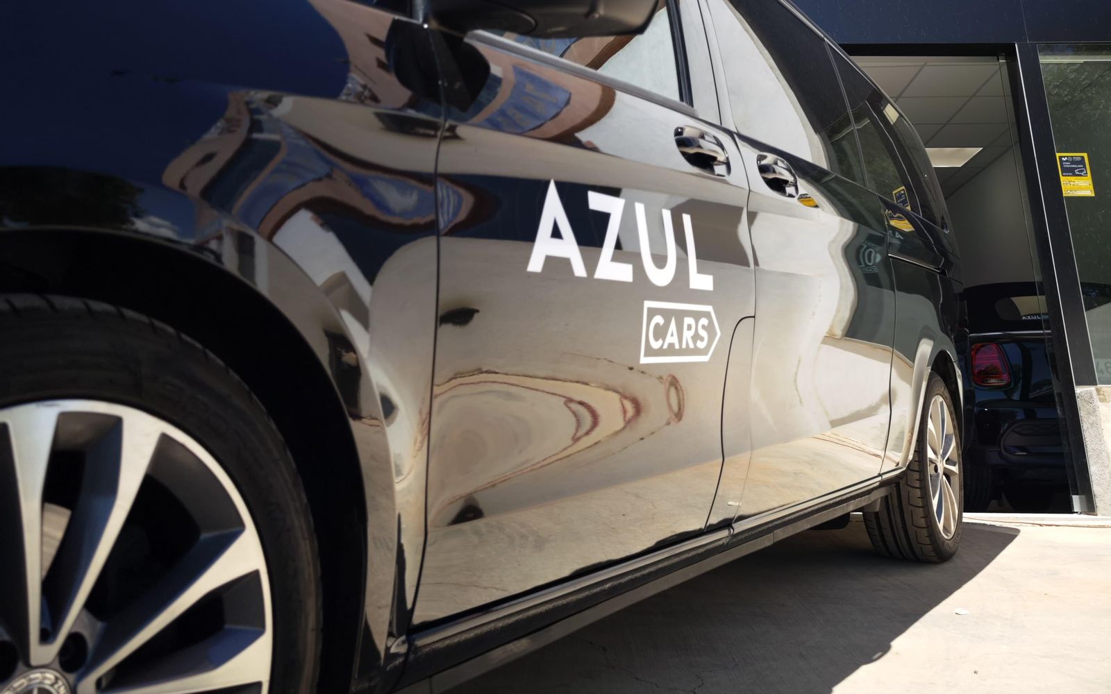Фургон Mercedes-Benz с брендингом Azul Cars у штаб-квартиры Azul Cars