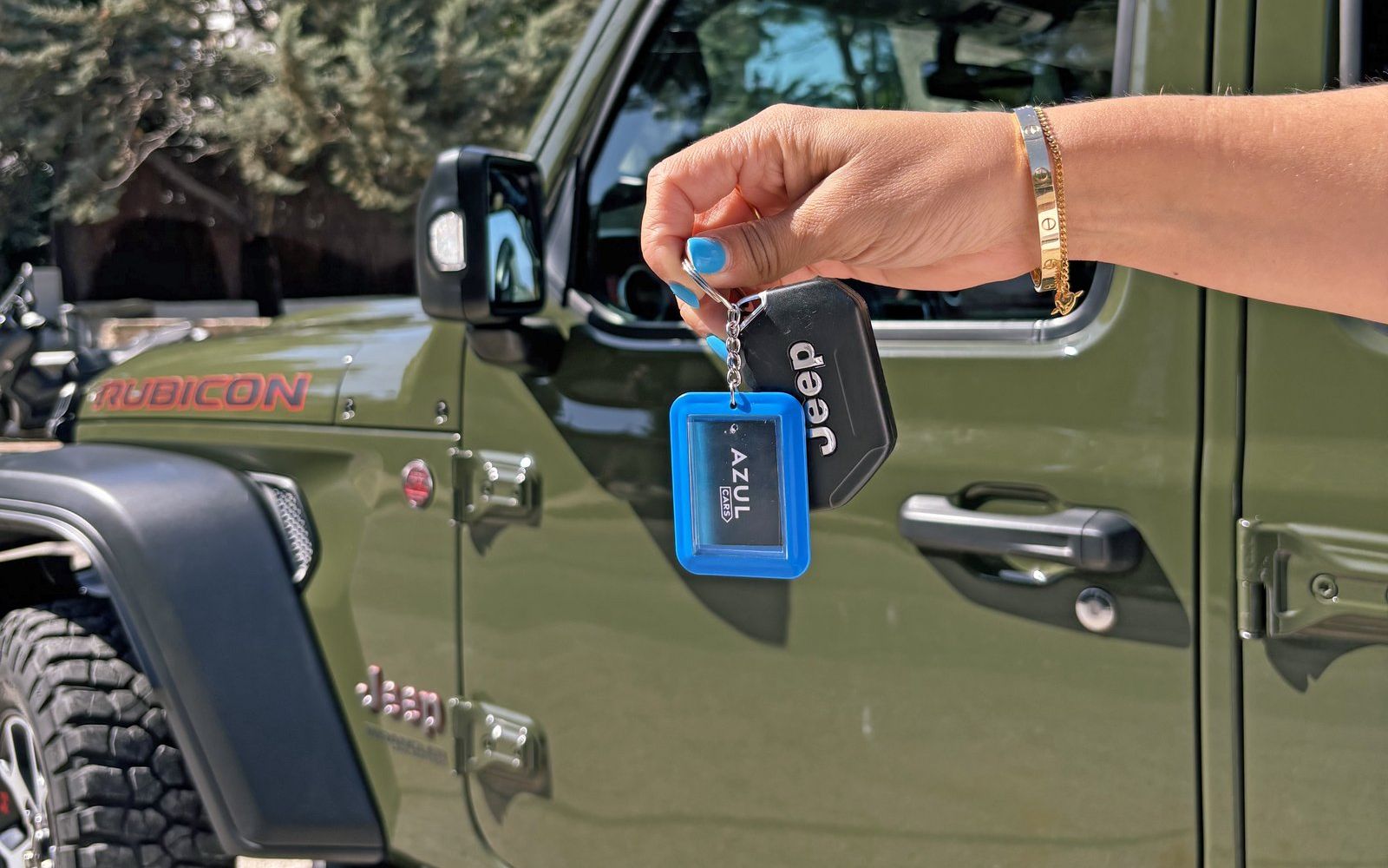 مفتاح إلكتروني من Azul Cars بجوار باب Jeep Wrangler Rubicon