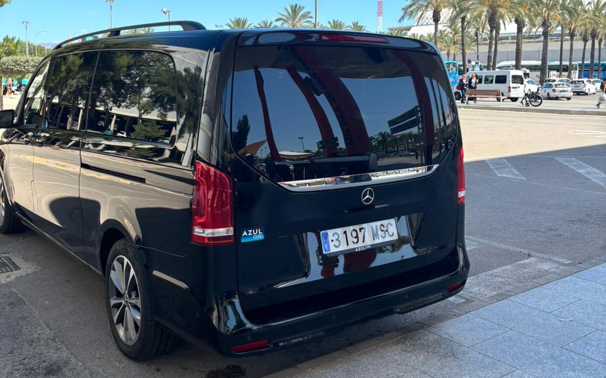 Schwarzer Mercedes-Benz Van auf Mallorca