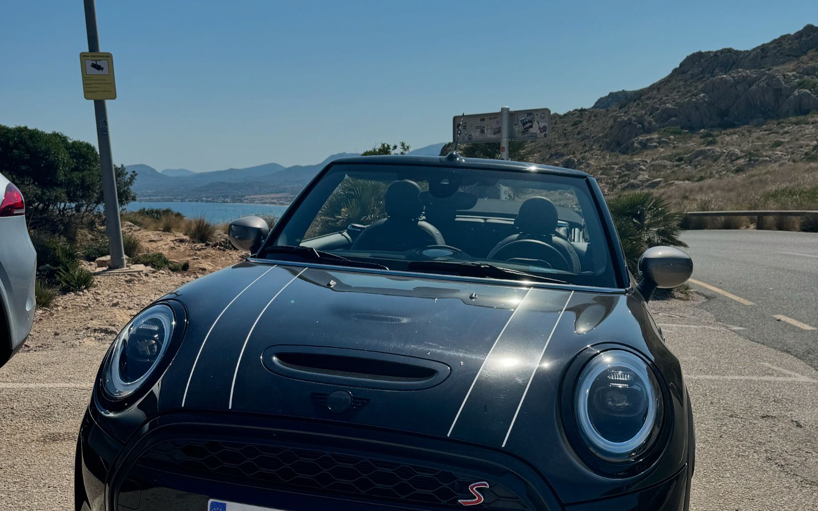 Mini Cooper S Cabrio noir sur une route côtière à Mallorca