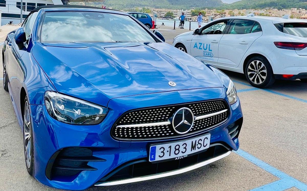 Mercedes-Benz E-Class Cabriolet زرقاء عند مرسى في Mallorca