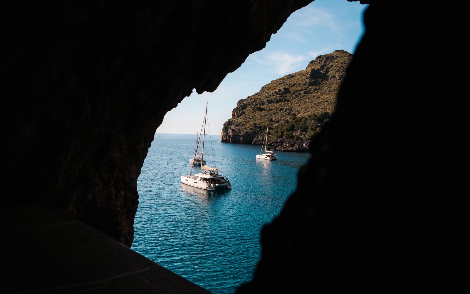 Bateau vu à travers l’ouverture d’une grotte marine sur la côte de Mallorca
