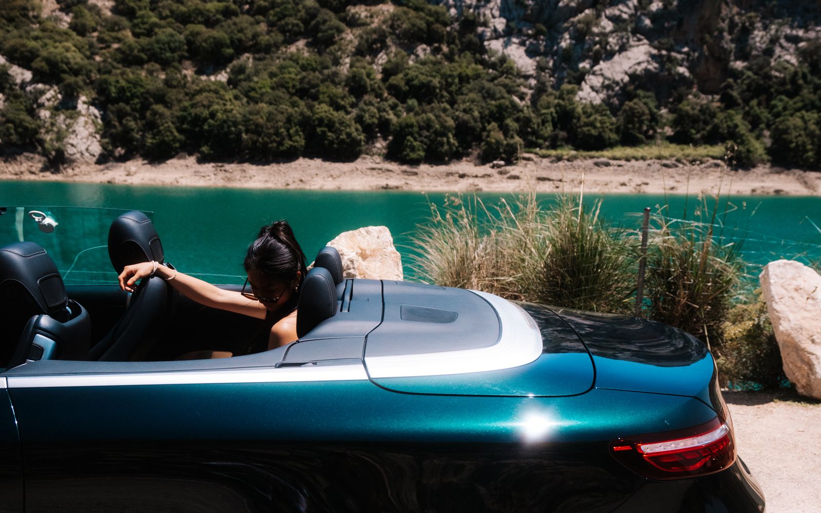 Темно-зелений Mercedes-Benz E-Class Cabriolet біля гірського водосховища на Mallorca