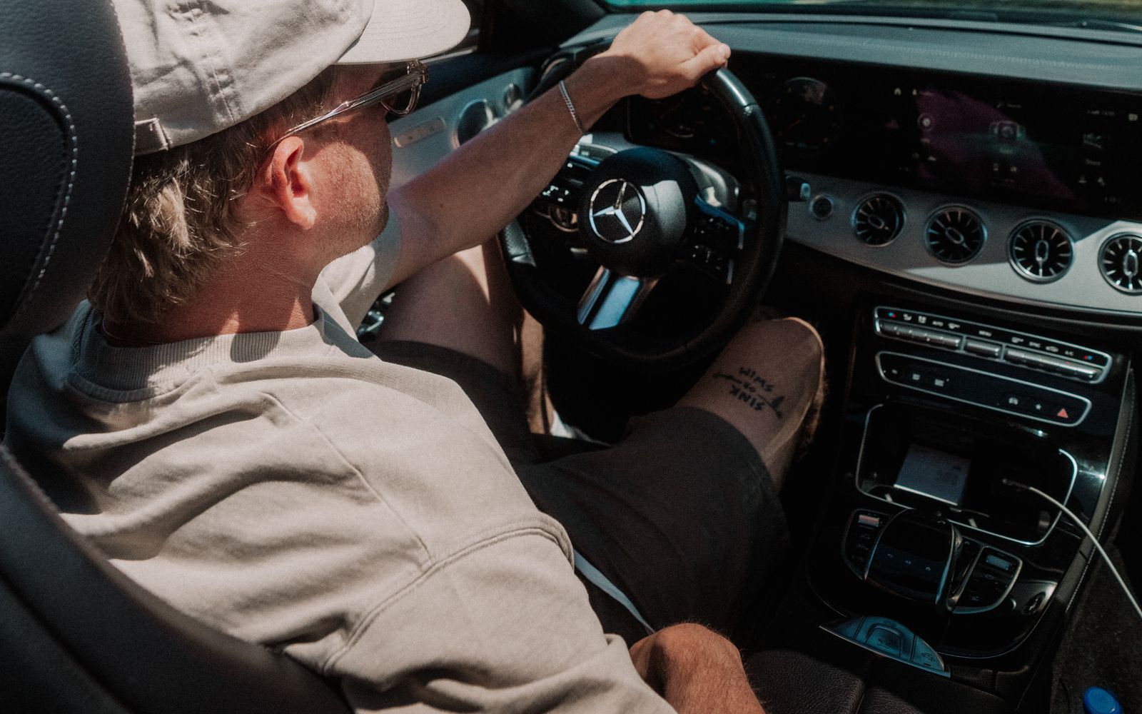 قيادة Mercedes-Benz E-Class Cabriolet في جبال Mallorca