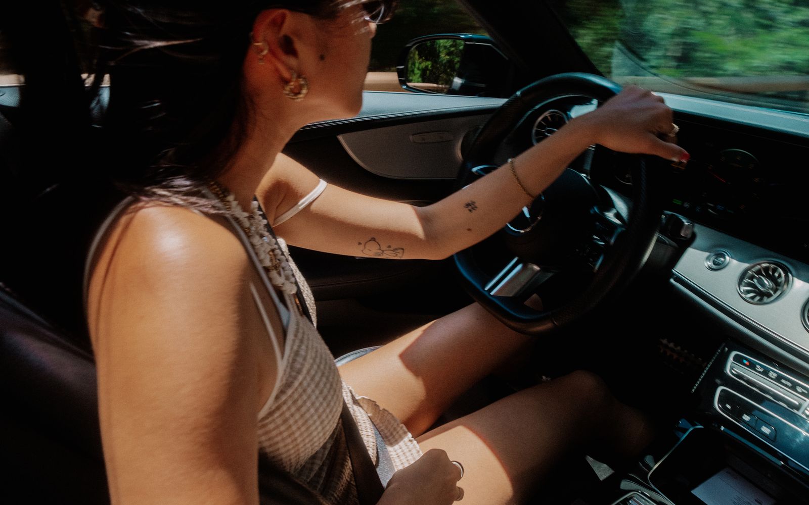Au volant d’un Mercedes-Benz E-Class Cabriolet, capote baissée, à Mallorca