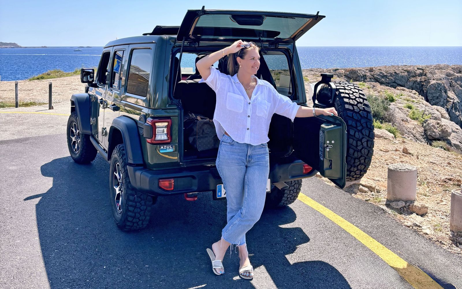 Jeep Wrangler Rubicon verde en un mirador costero en Mallorca