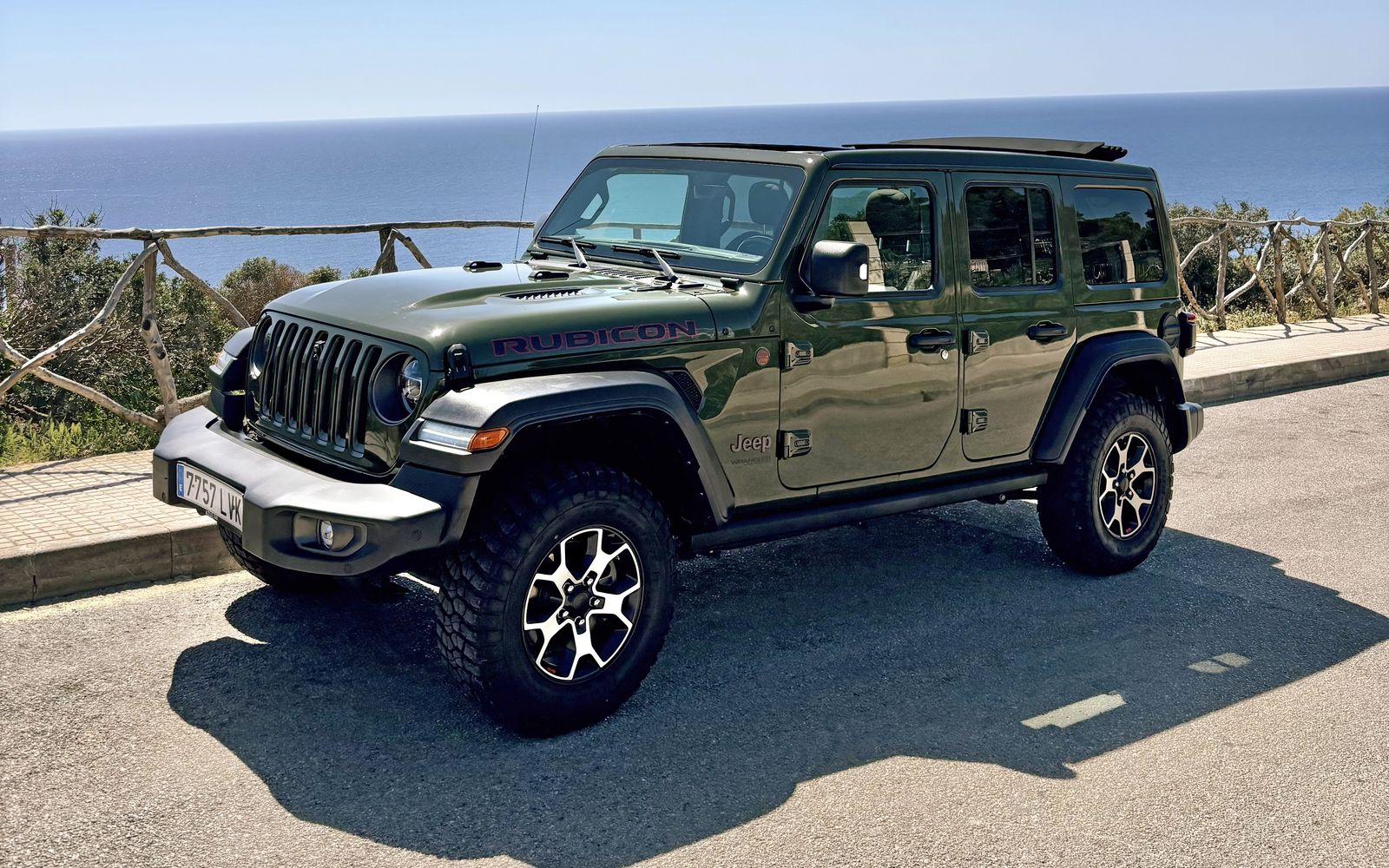 Jeep Wrangler Rubicon verde num miradouro costeiro perto de El Toro, Mallorca