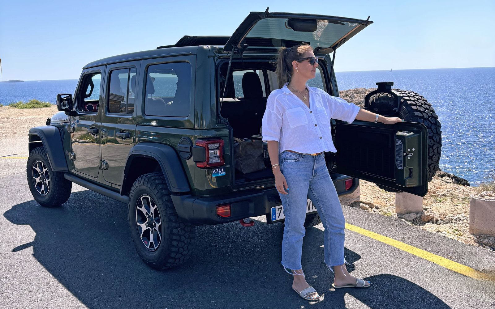 Jeep Wrangler Rubicon خضراء عند نقطة مشاهدة مطلة على البحر في Mallorca