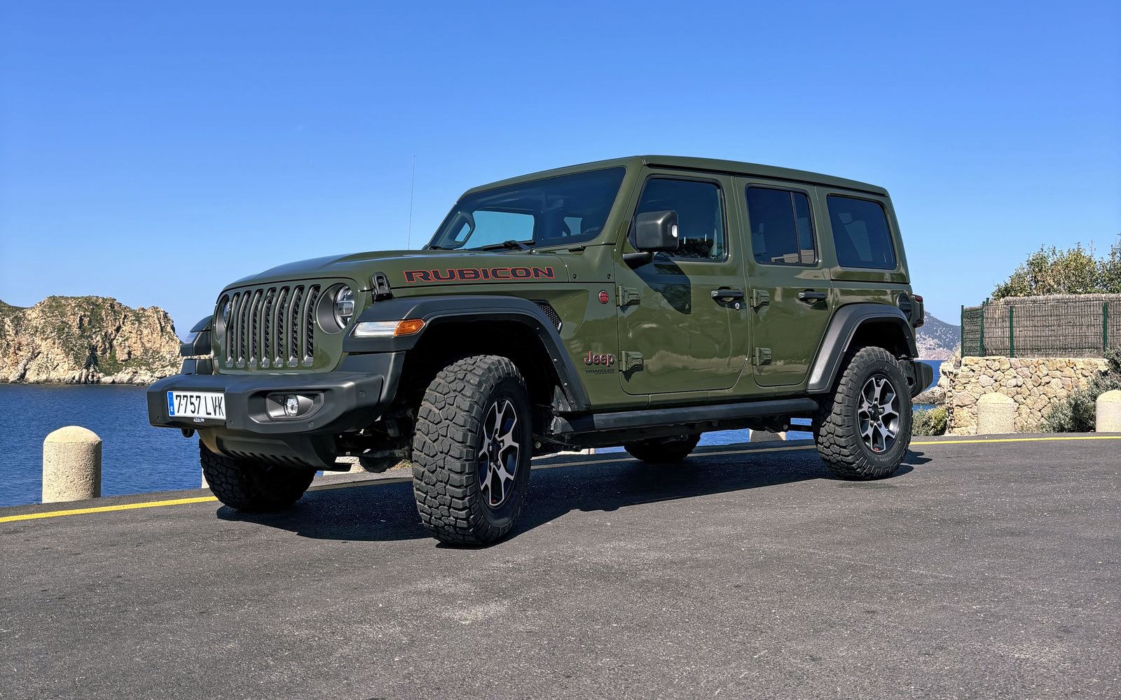 Jeep Wrangler Rubicon خضراء عند نقطة مشاهدة جزر Malgrats، Mallorca