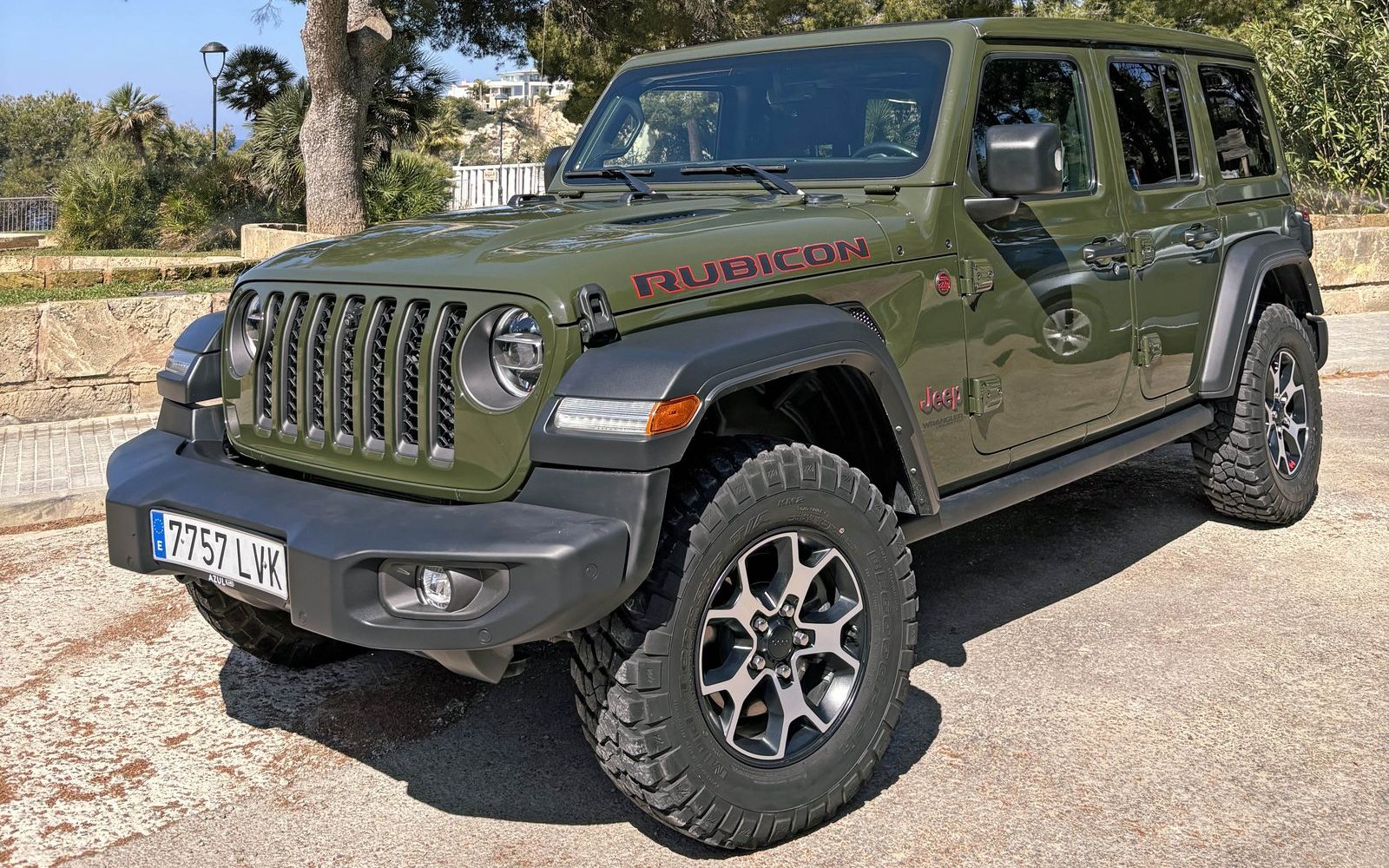 Jeep Wrangler Rubicon vert près de pins à Mallorca