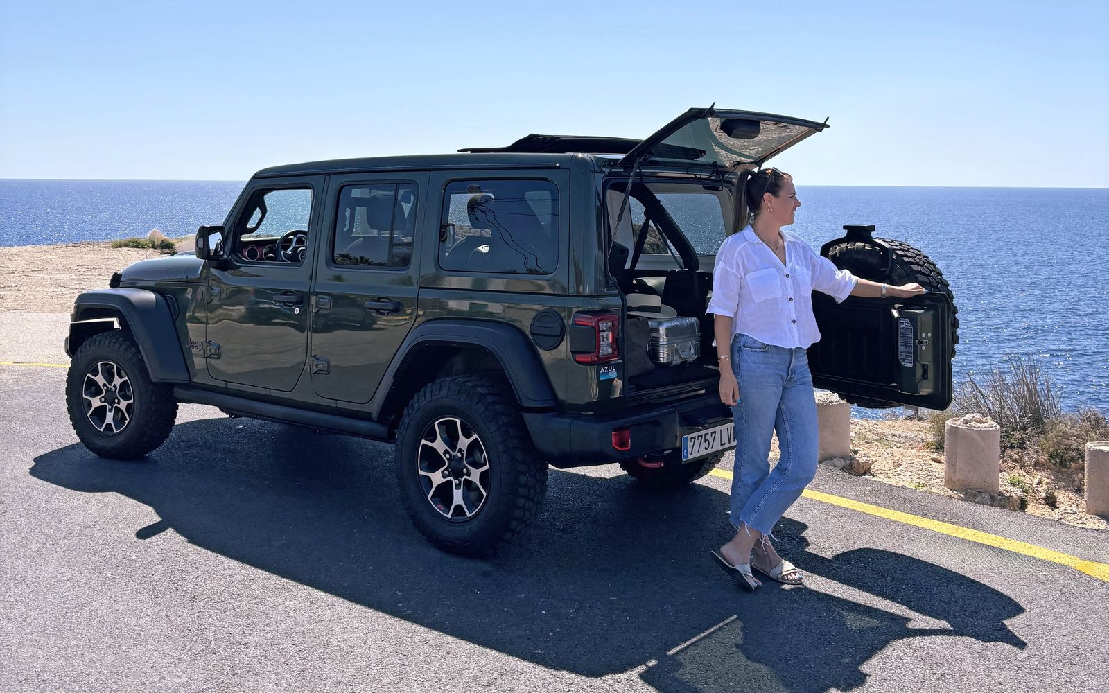 Зелёный Jeep Wrangler Rubicon на прибрежной дороге на Mallorca