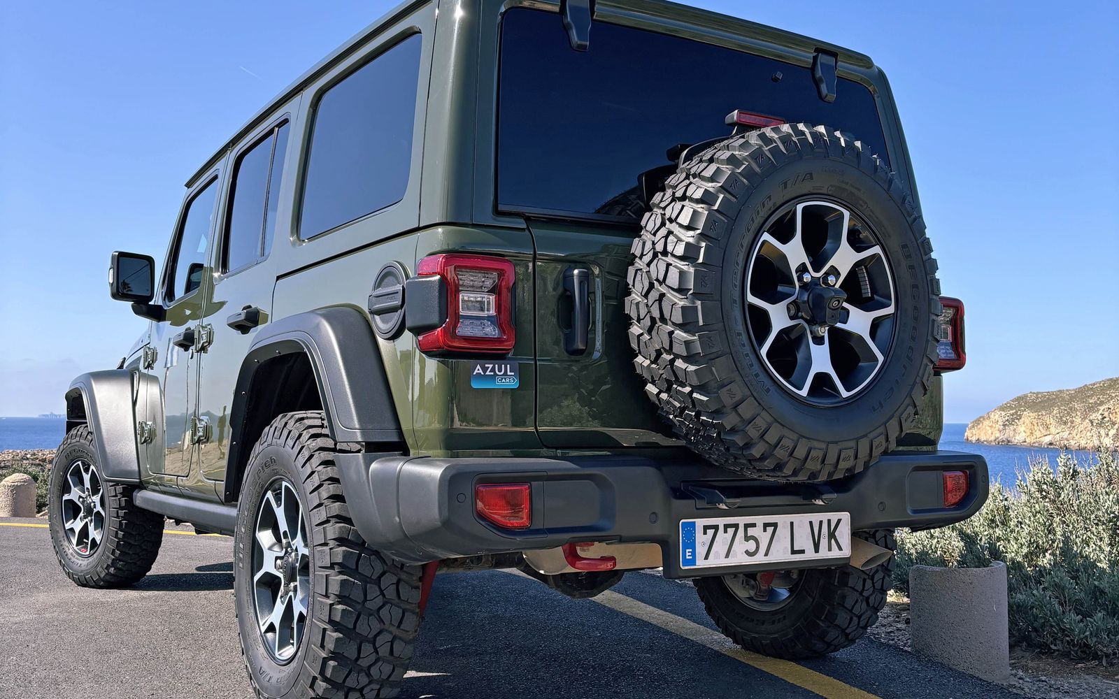 Jeep Wrangler Rubicon vert garé à un belvédère côtier à Mallorca