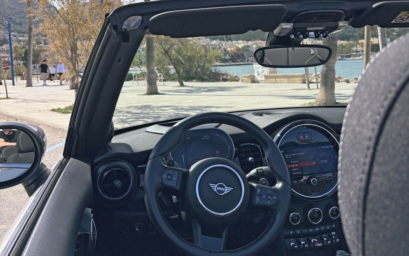 داخل Mini Cooper S Cabrio بسقف مفتوح في Andratx، Mallorca