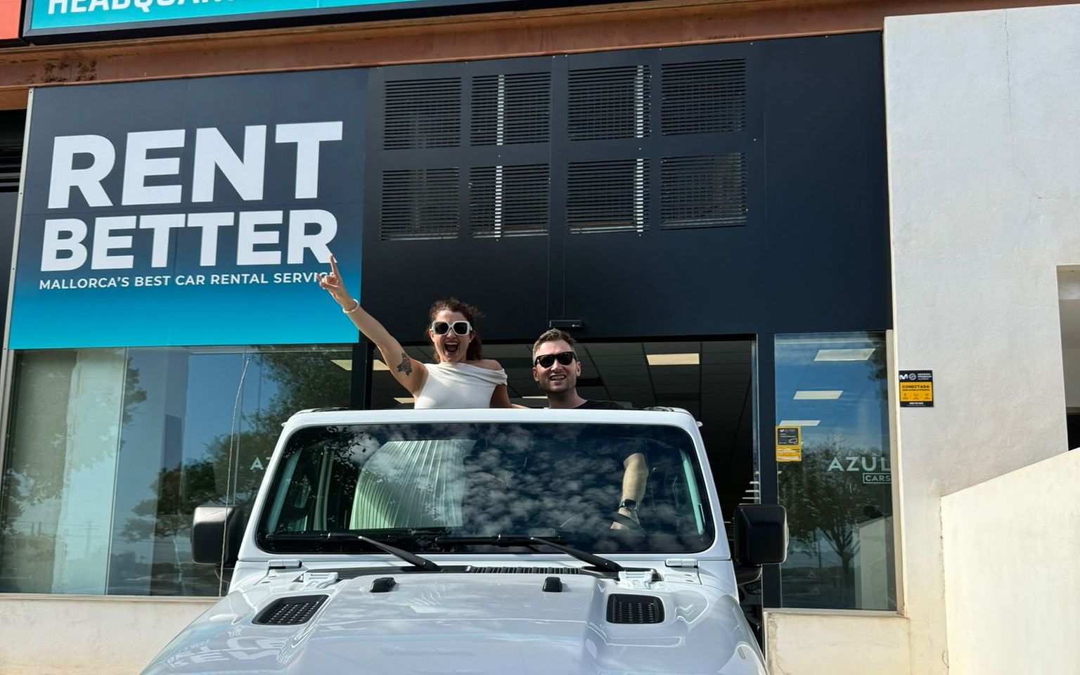 Jeep Wrangler em frente à sede da Azul Cars em Mallorca