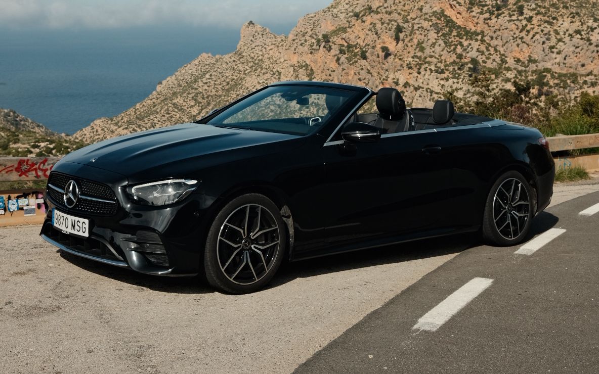 Mercedes-Benz E-Class Cabriolet på en kustväg i Serra de Tramuntana