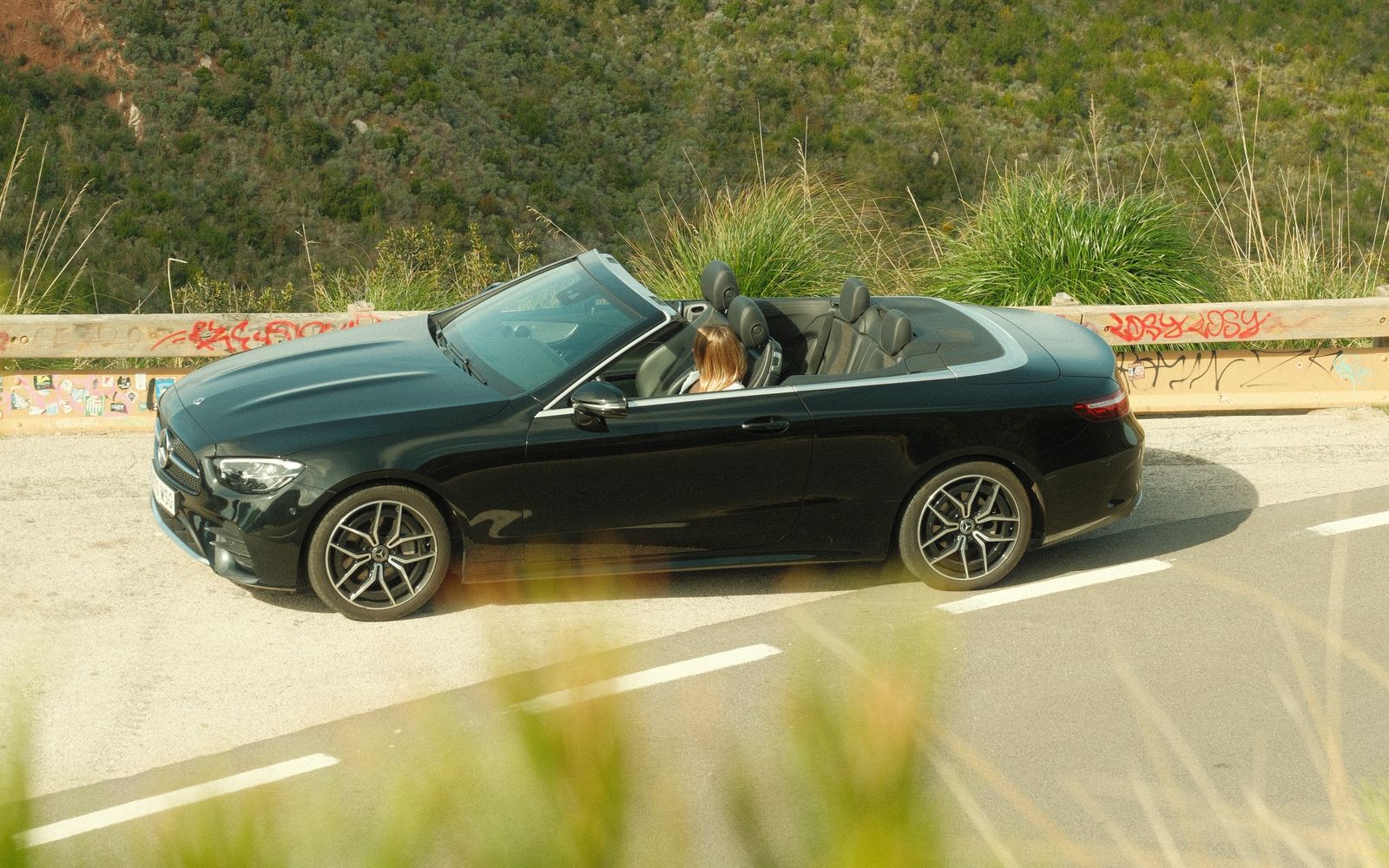 Mercedes-Benz E-Class Cabriolet на гірській дорозі на Mallorca