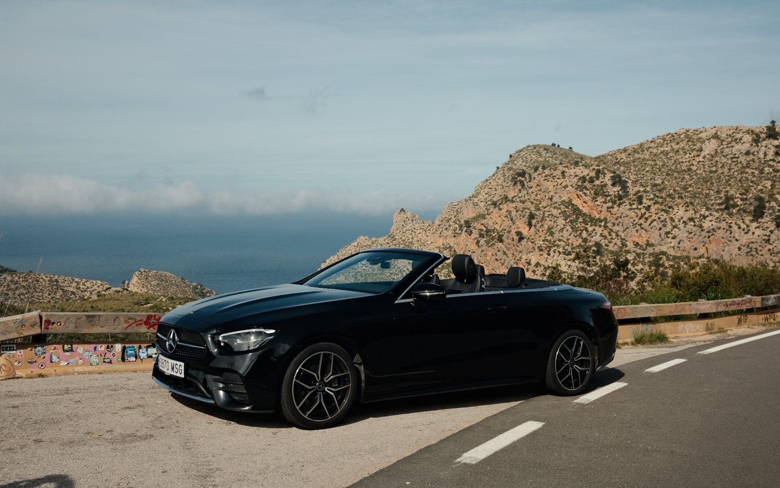 Mercedes-Benz E-Class Cabriolet en una carretera de montaña por encima del mar en Mallorca