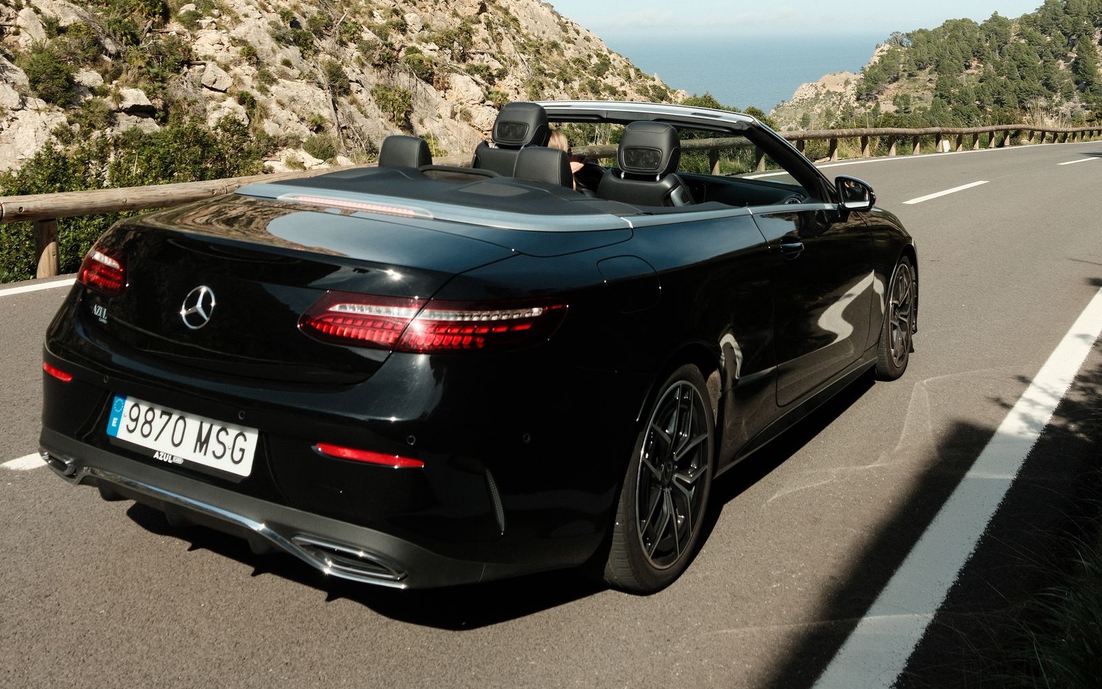 Mercedes-Benz E-Class Cabriolet على طريق جبلي فوق البحر في Serra de Tramuntana