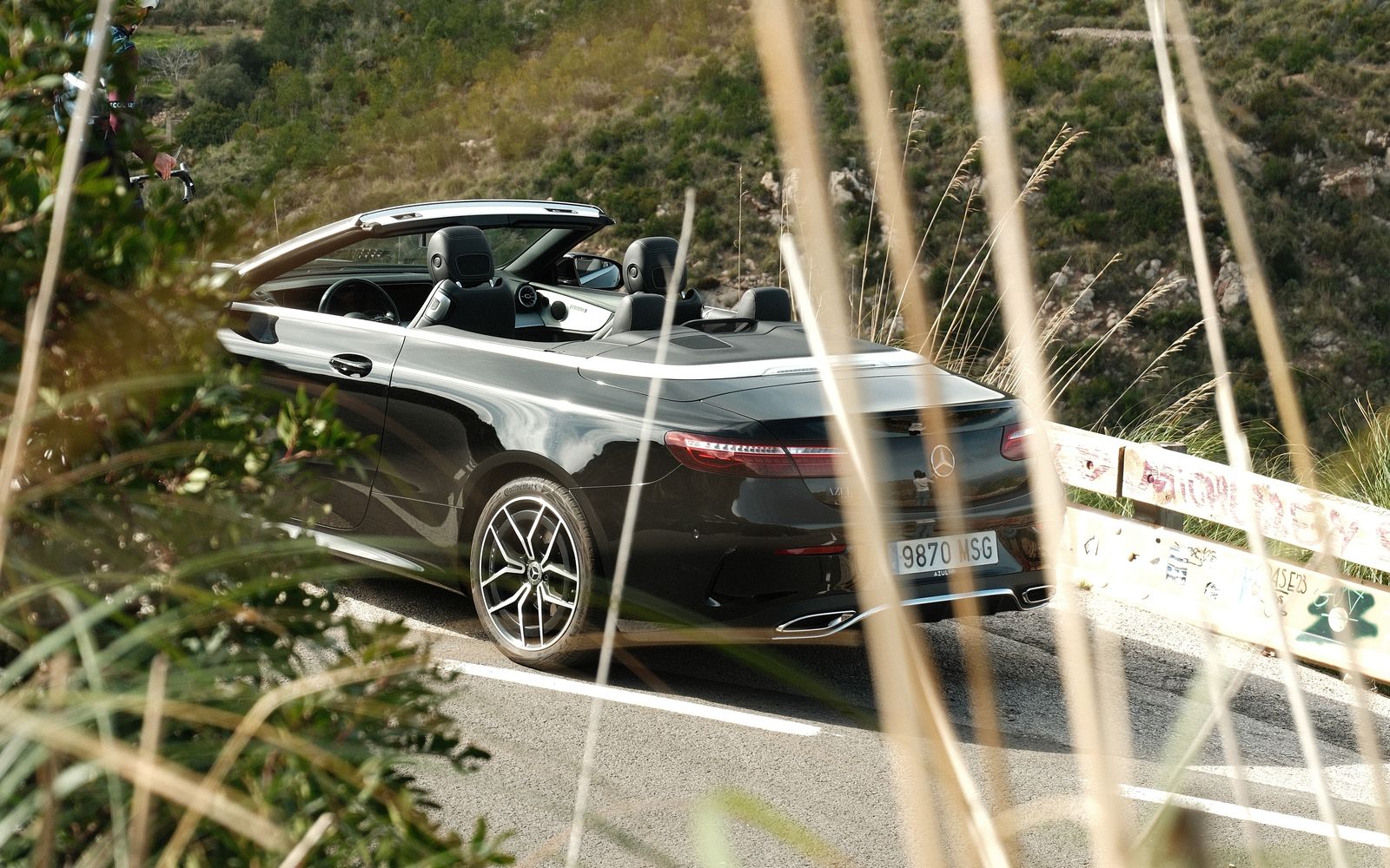 Mercedes-Benz E-Class Cabriolet på en landsväg på Mallorca