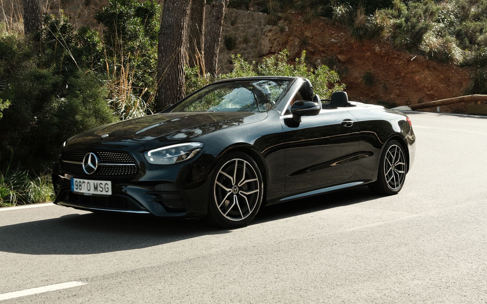 Mercedes-Benz E-Class Cabriolet su una strada di montagna della Serra de Tramuntana