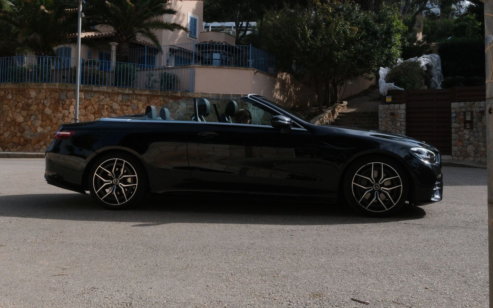 Mercedes-Benz E-Class Cabriolet sur une route de la Serra de Tramuntana