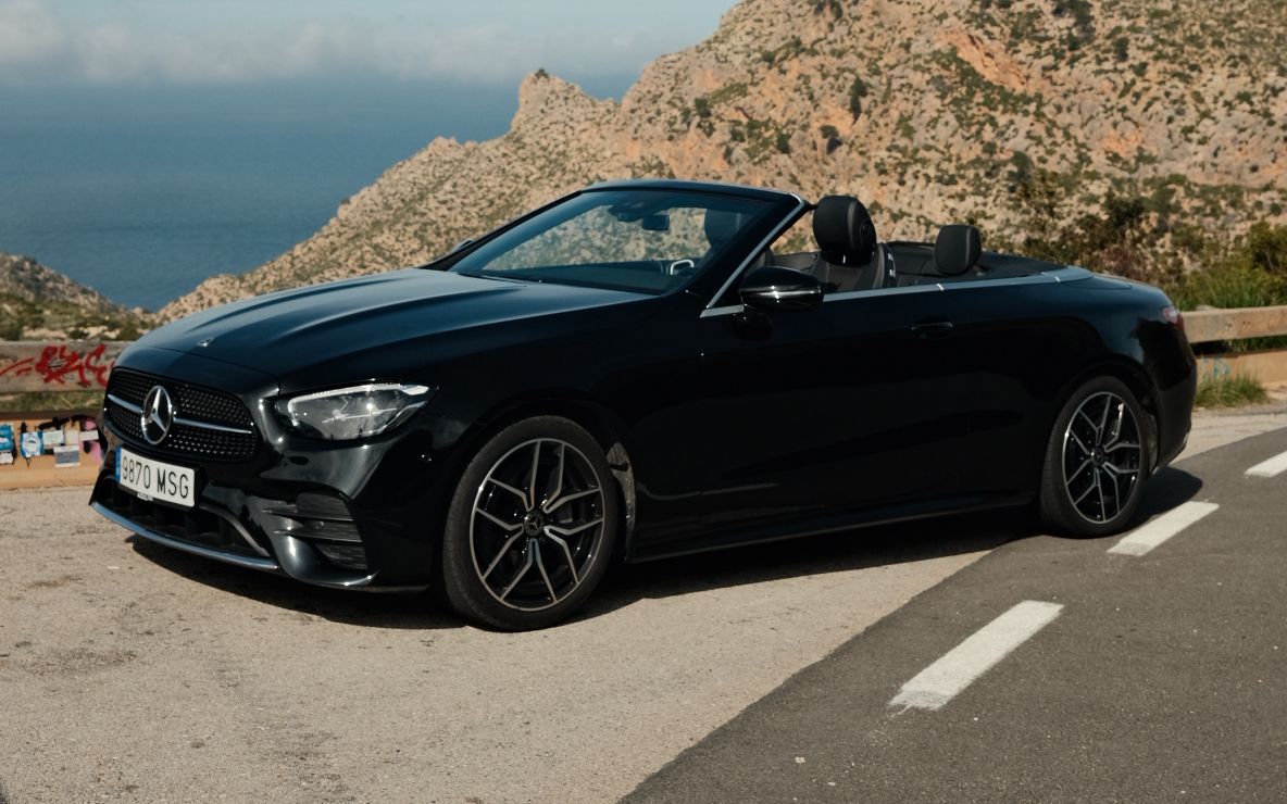 Mercedes-Benz E-Class Cabriolet на дороге Serra de Tramuntana