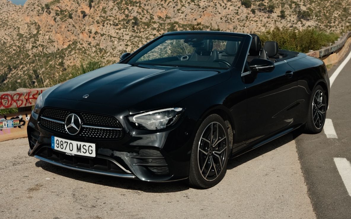 Mercedes-Benz E-Class Cabriolet parkerad på en väg i Serra de Tramuntana