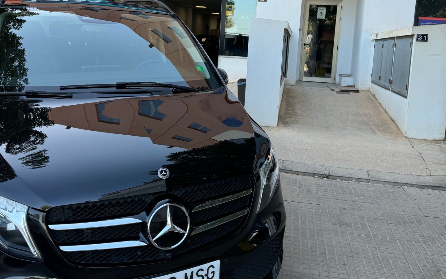 Mercedes-Benz V-Class у штаб-квартиры Azul Cars на Mallorca