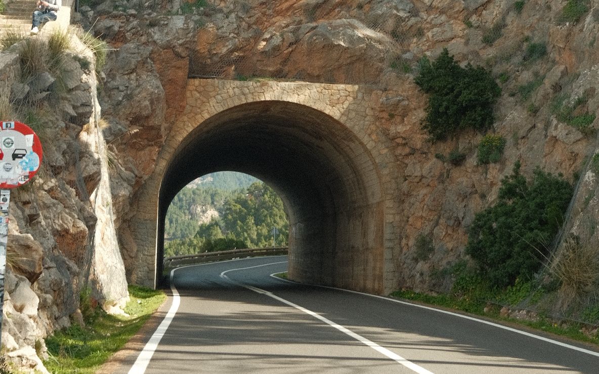 Túnel de carretera excavado en la roca en una carretera de montaña de la Serra de Tramuntana