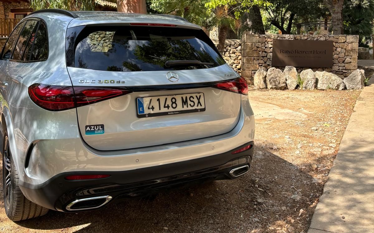 Mercedes-Benz GLC فضية متوقفة في عقار ريفي في Mallorca