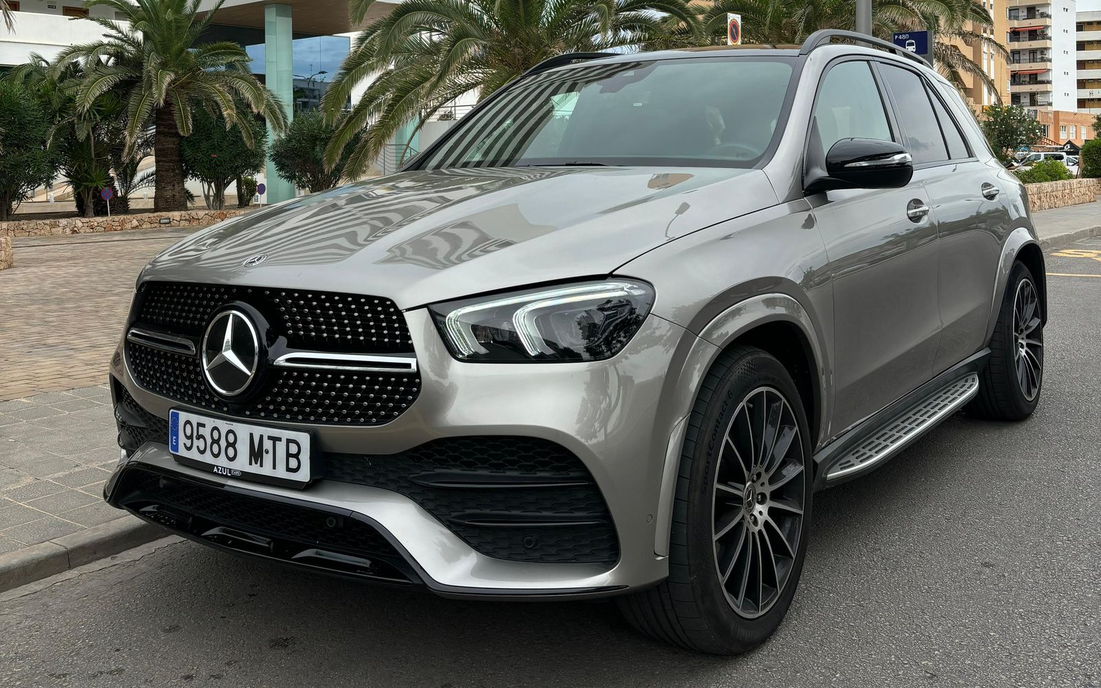 Mercedes-Benz GLE argenté garé dans une rue à Mallorca