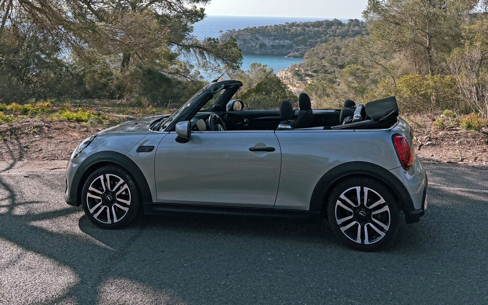 Silverfärgad Mini Cooper S Cabrio vid utsiktsplatsen Playa del Mago, Mallorca