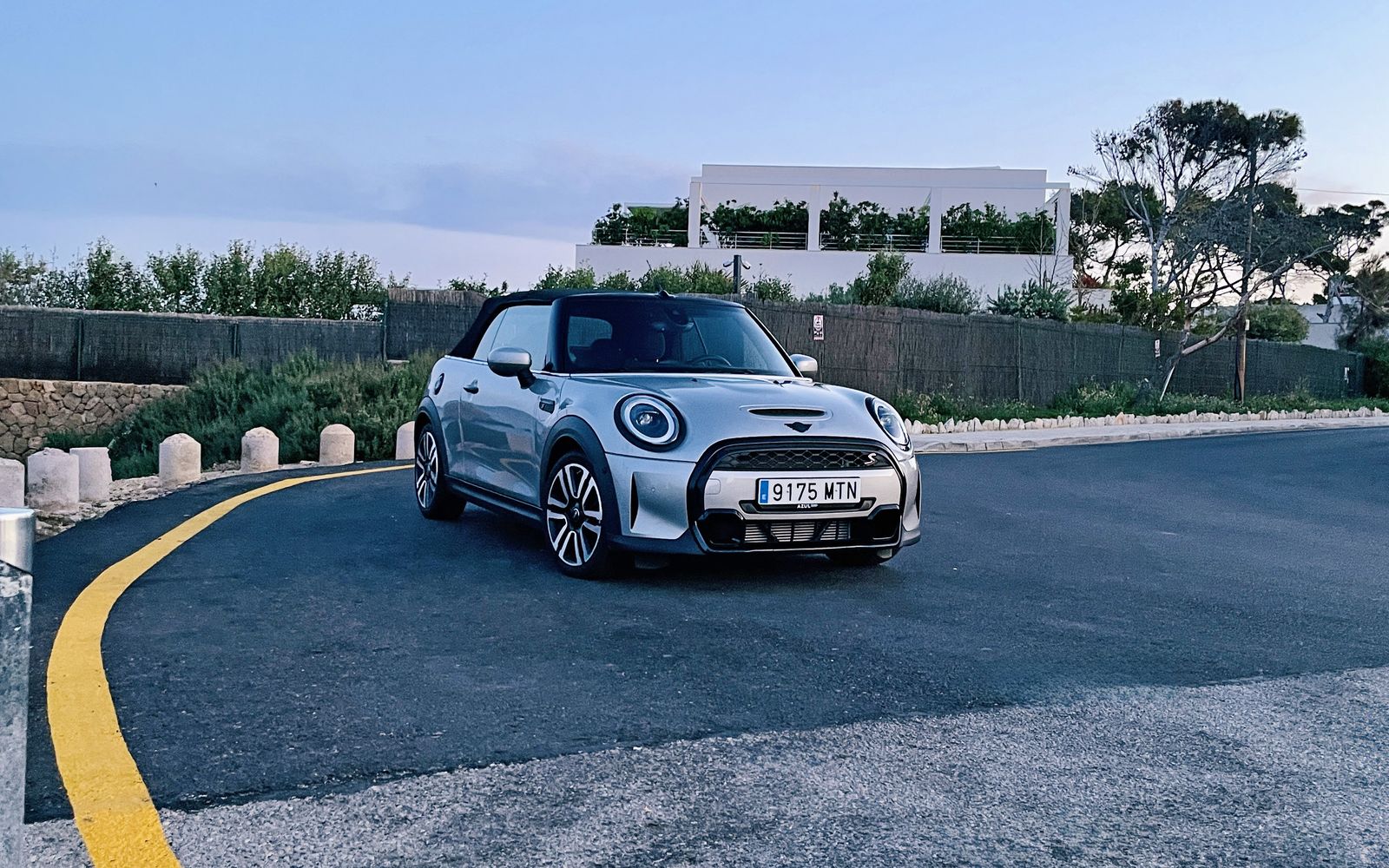Silverfärgad Mini Cooper S Cabrio på en kustväg på Mallorca