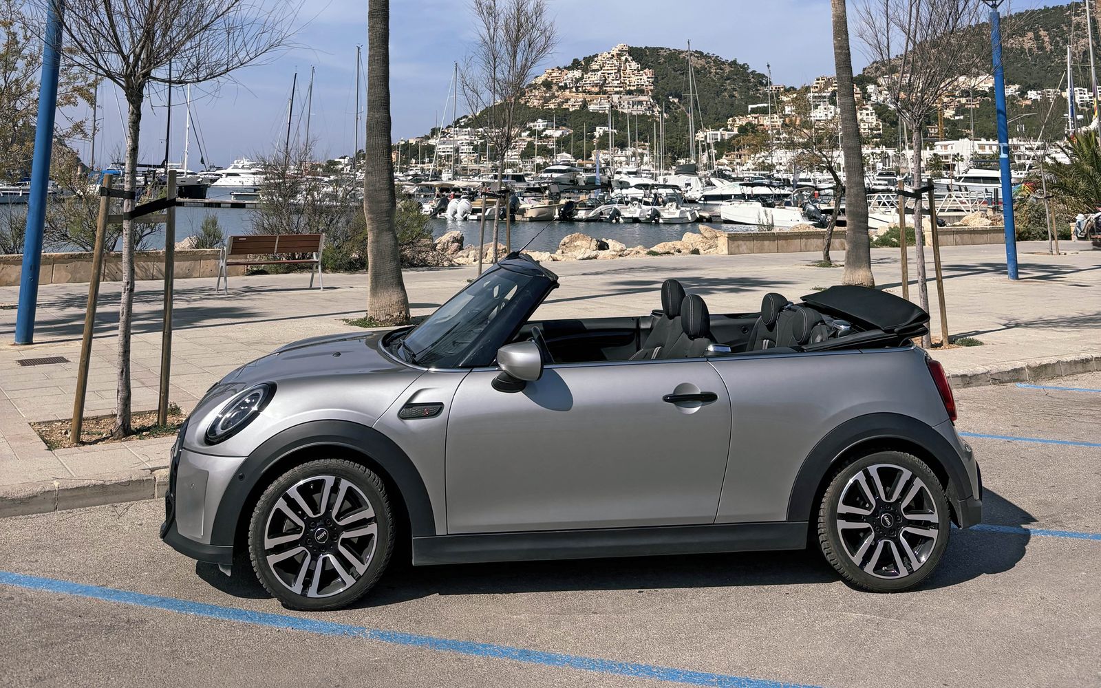 Silverfärgad Mini Cooper S Cabrio parkerad vid hamnen i Andratx, Mallorca