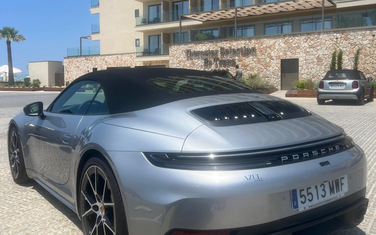 Silverfärgad Porsche 911 Cabriolet parkerad utanför ett hotell på Mallorca