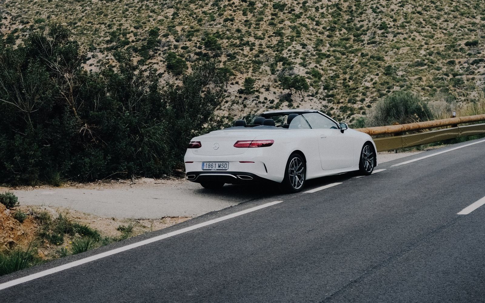 Vit Mercedes-Benz E-Class Cabriolet på en väg på en sluttning på Mallorca